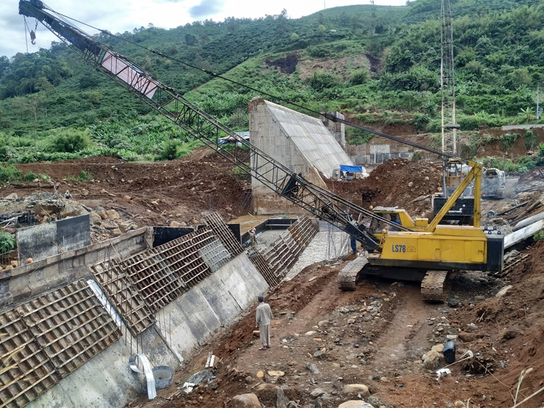 Thi công thủy điện, đường dây điện, và trạm biến áp